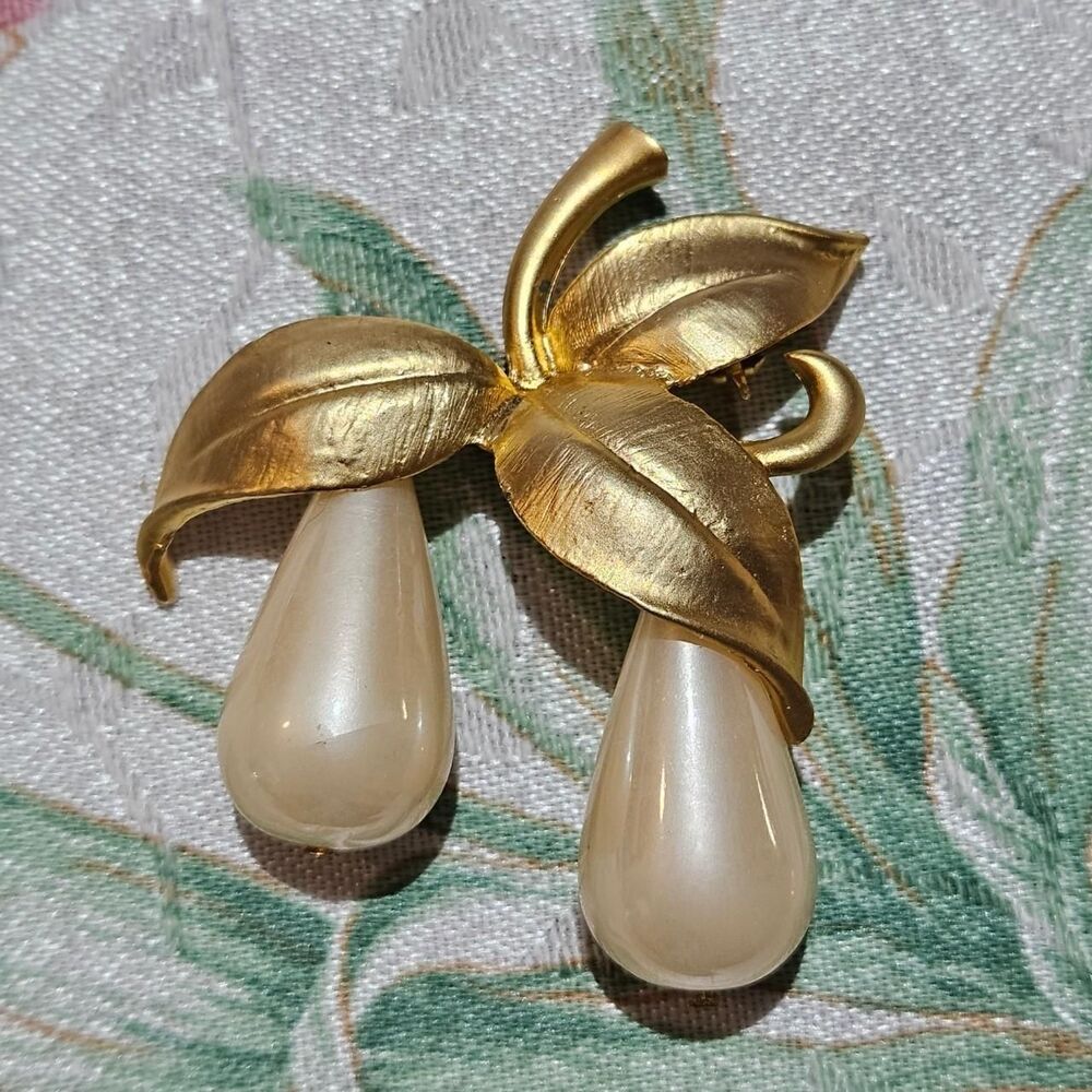 vintage cottagecore coquette faux pearl dangling brooch